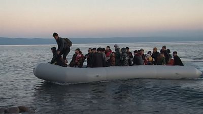 No comment: gumicsónakkal érkeznek a menekültek Leszboszra