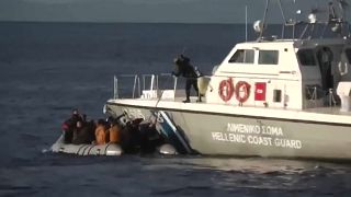 شاهد: خفر السواحل اليوناني يجبر قارب لاجئين على العودة من حيث أتى