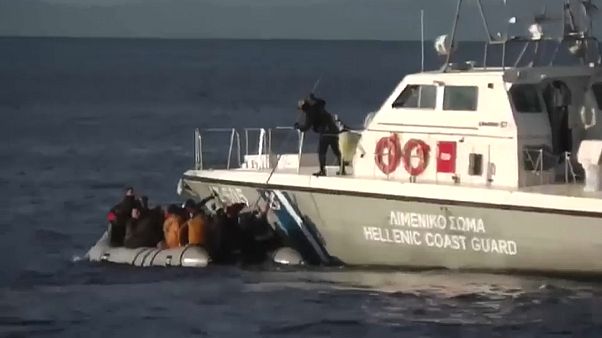 شاهد: خفر السواحل اليوناني يجبر قارب لاجئين على العودة من حيث أتى شاهد: خفر السواحل اليوناني يجبر قارب لاجئين على العودة من حيث أتى