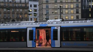 رجل في داخل وسيلة نقل عام في العاصمة الفرنسية باريس