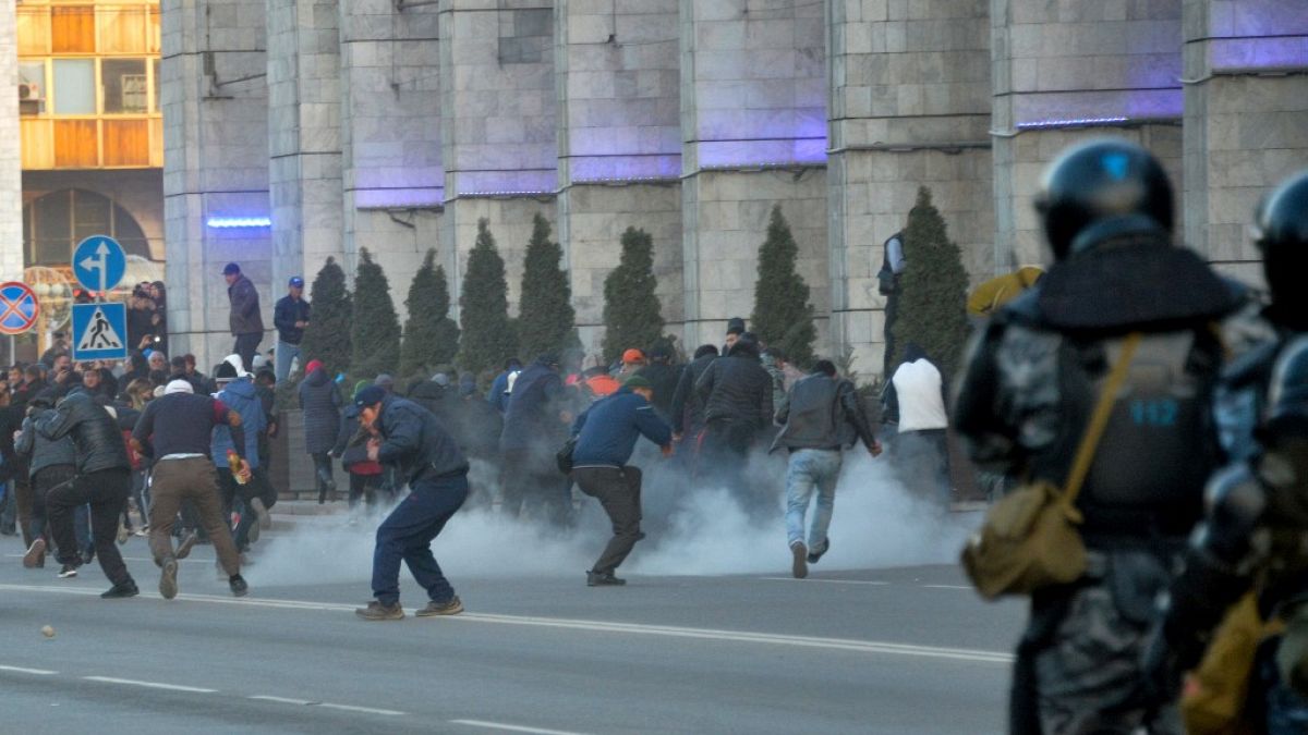 Kırgızistan'da hükümet karşıtı protesto eylemine polis sert müdahale etti