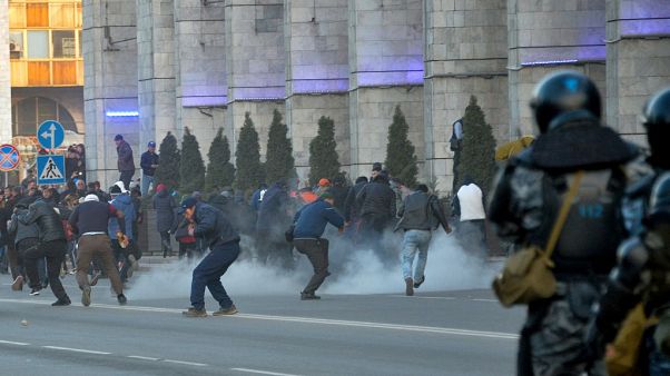 Kırgızistan'da hükümet karşıtı protesto eylemine polis sert müdahale etti Kırgızistan'da hükümet karşıtı protesto eylemine polis sert müdahale etti