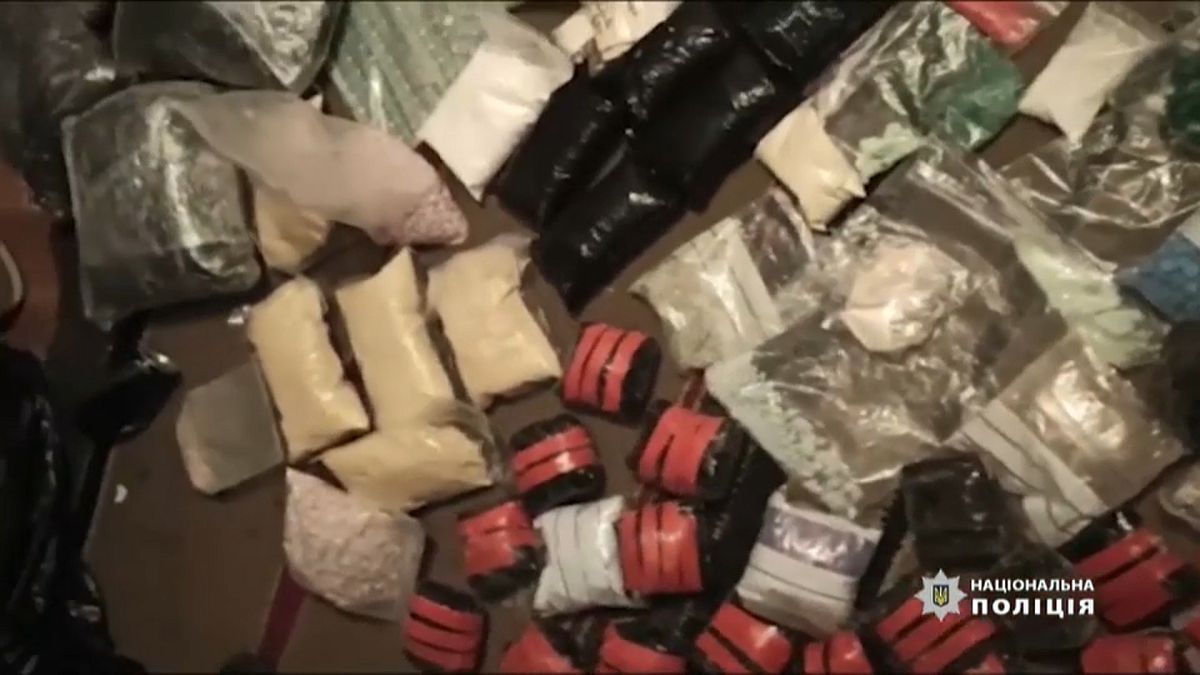 فيديو: الشرطة الأوكرانية تضبط شحنة مخدرات بقيمة 4 ملايين يورو