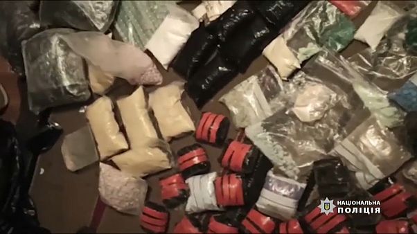 فيديو: الشرطة الأوكرانية تضبط شحنة مخدرات بقيمة 4 ملايين يورو فيديو: الشرطة الأوكرانية تضبط شحنة مخدرات بقيمة 4 ملايين يورو