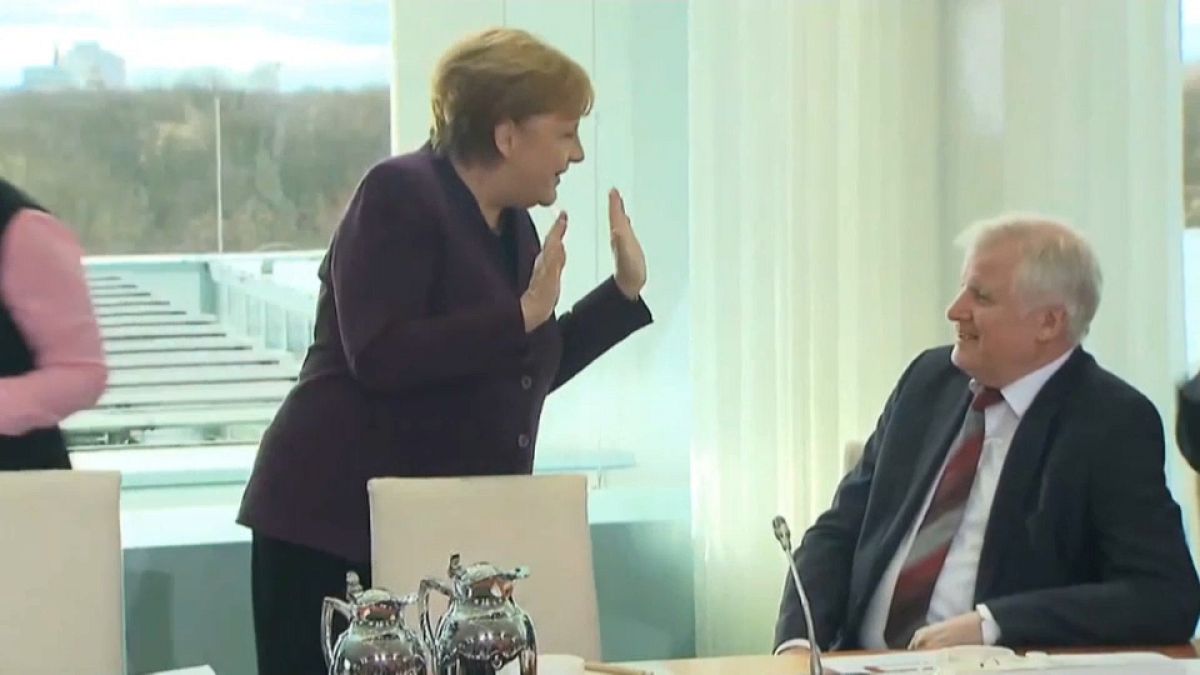Nein, kein Händeschütteln - Merkel-Video geht viral