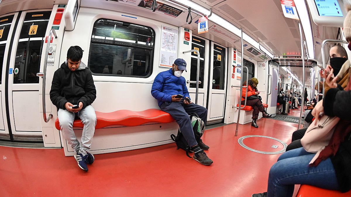 La metro di Milano nei giorni dell'epidemia di Coronavirus 
