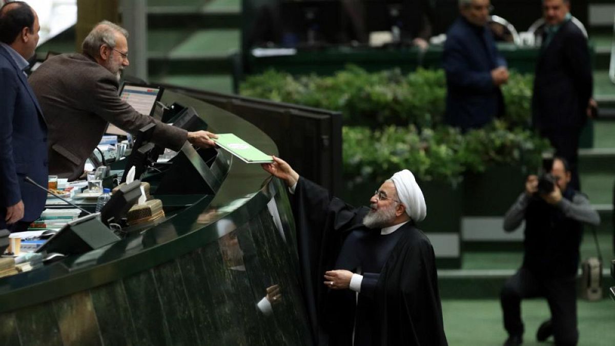 با حکم حکومتی رهبر ایران، لایحه بودجه رد شده در مجلس بدل به قانون می‌شود