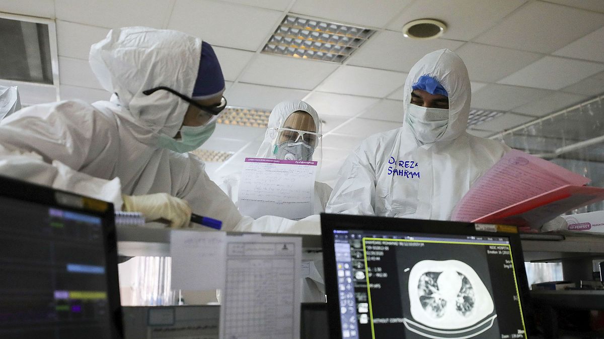 Koronavirüs nedeniyle yoğun çaba harcayan İranlı doktorlar 