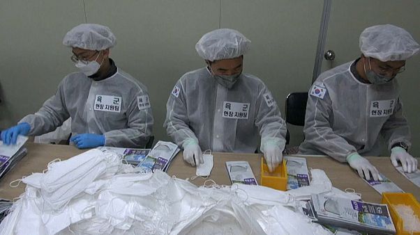 Corona in Südkorea: Soldaten verpacken Schutzmasken Corona in Südkorea: Soldaten verpacken Schutzmasken