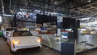 A Porsche standját bontják munkások a Genfi Nemzetközi Autószalon helyszínén.