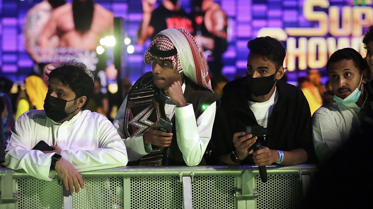 جمهور رياضة المصارعة الحرة يرتدون الكمامات خوفا من عدوى فيروس كورونا في الرياض، السعودية