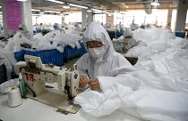 Рабочие на ткацкой фабрике в китайском городе Вэнчжоу шьют костюмы биологической защиты 28 февраля 2020