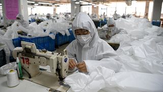 Рабочие на ткацкой фабрике в китайском городе Вэнчжоу шьют костюмы биологической защиты 28 февраля 2020