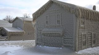 Az egyik behavazott-jegesedett ház