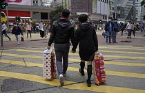 COVID-19: Τέρμα οι χειραψίες, οι αγκαλιές και τα...φιλιά!