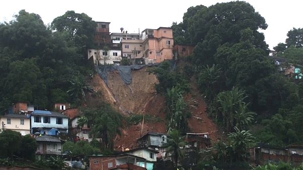 Tempestade provoca pelo menos 16 mortos no litoral de São Paulo Tempestade provoca pelo menos 16 mortos no litoral de São Paulo