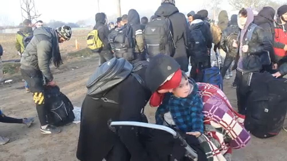 A la frontière entre la Turquie et la Grèce, des milliers de migrants espèrent rejoindre l'UE