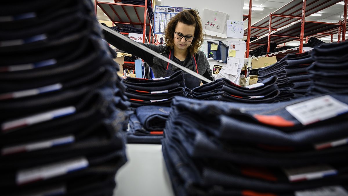 Une employée de l'entreprise Jeans 1083, une fabrique de jeans en coton bio 'made in France' à Romans-sur-Isère, le 17 décembre 2018