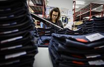 Une employée de l'entreprise Jeans 1083, une fabrique de jeans en coton bio 'made in France' à Romans-sur-Isère, le 17 décembre 2018