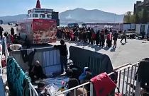 Hitzige Stimmung auf Lesbos: Migranten campieren im Hafen