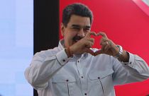 Maduro a támogatóival találkozik egy kormánypárti megmozduláson Caracasban 2019. december 3-án.