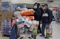 شاهد: بسبب كورونا.. تقنين بيع ورق المرحاض في أستراليا