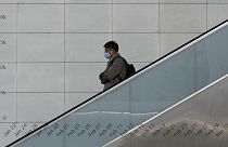 رجل يرتدي كمامة خوفا من التقاط عدوى فيروس كورونا في سيول، كوريا الجنوبية مارس - آذار 2020