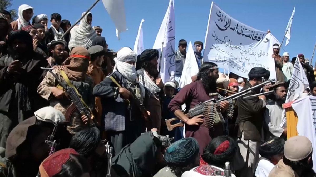 EUA atacam talibãs no Afeganistão