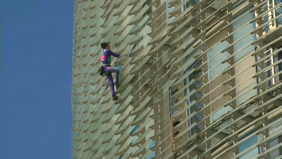 الرجل العنكبوت الفرنسي يتسلق برجاً في برشلونة، 4 مارس 2020