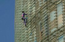 الرجل العنكبوت الفرنسي يتسلق برجاً في برشلونة، 4 مارس 2020