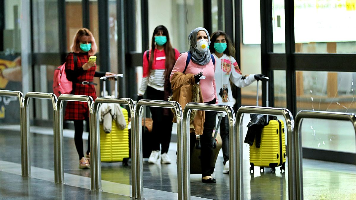 Coronavirus : des passagères dans l'aéroport de Bagdad portent des masques