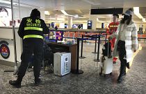 Проверка в аэропорту в Ухани