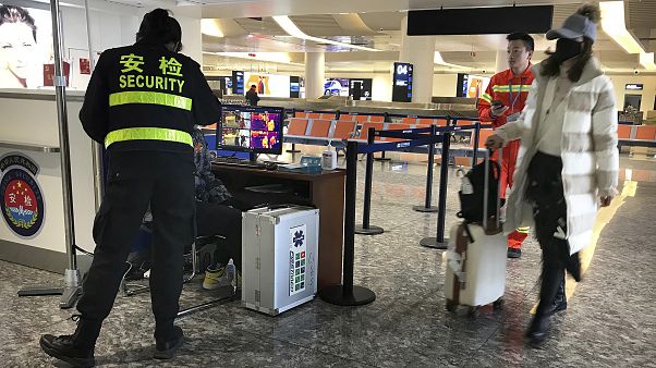 Проверка в аэропорту в Ухани Проверка в аэропорту в Ухани