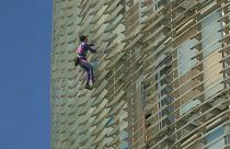 No Comment: 144 méter magas épületet mászott meg Barcelonában a francia Pókember