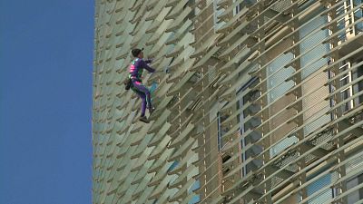 Gegen die Angst: Spiderman klettert auf Torre Glòries