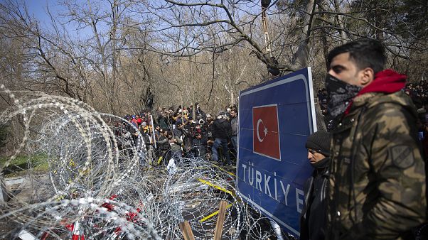 Avrupa'ya geçmek isteyen binlerce düzensiz göçmen Edirne Pazarkule Sınır Kapısı önünde bekliyor. Avrupa'ya geçmek isteyen binlerce düzensiz göçmen Edirne Pazarkule Sınır Kapısı önünde bekliyor.