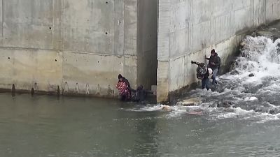 Migrants seeking Europe wade through Evros River