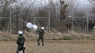 Griechische Grenzschützer setzen Tränengas ein.