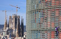 Fransız 'örümcek adam' koronavirüse dikkat çekmek için Barselona'nın en yüksek binasına tırmadı