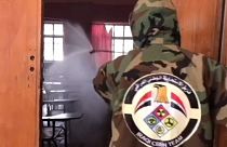 Koronavírus: az iraki hadsereg fertőtlenít egy iskolát