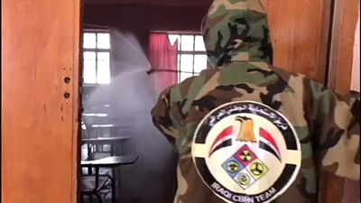 Koronavírus: az iraki hadsereg fertőtlenít egy iskolát