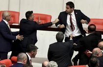 أعضاء في البرلمان التركي يتعاركون على خلفية التدخل التركي العسكري في شمال سوريا، 4 مارس 2020