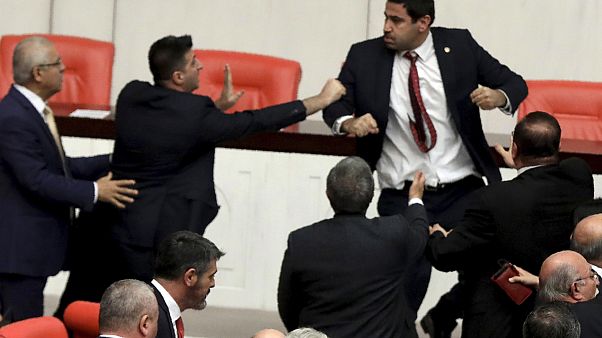 Schlägerei im türkischen Parlament Schlägerei im türkischen Parlament