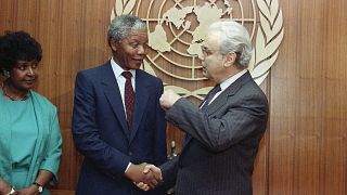 El exsecretario general de la ONU Javier Pérez de Cuéllar saluda a Nelson Mandela (Nueva York, 1990)