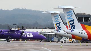 Des avions de la compagnie aérienne Flybe sur le tarmac de l'aéroport d'Exeter en Angleterre, le 05 mars 2020