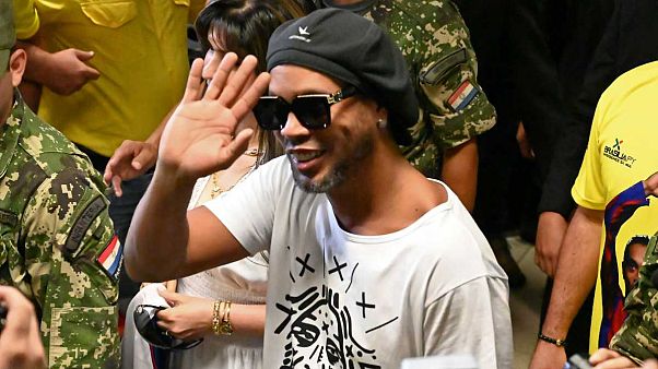 Barcelona'nın eski yıldızı Ronaldinho Paraguay'da göz hapsine alındı Barcelona'nın eski yıldızı Ronaldinho Paraguay'da göz hapsine alındı