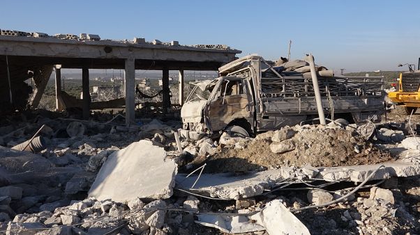 Rus savaş uçaklarının İdlib'in Marretmısrin beldesinde bir tavuk çiftliğine sığınanları hedef aldığı saldırıda 16 sivil hayatını kaybetti Rus savaş uçaklarının İdlib'in Marretmısrin beldesinde bir tavuk çiftliğine sığınanları hedef aldığı saldırıda 16 sivil hayatını kaybetti