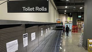 Des rayons de papier toilette entièrement vides dans un supermarché de Melbourne, Australie, le 5 mars 2020 