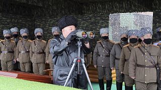  الزعيم الكوري الشمالي كيم جونغ أون يراقب التدريبات العسكرية لوحدات الجيش الشعبي الكوري