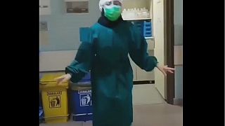 Iran, medici e infermiere ballano per tenere alto il morale contro il coronavirus